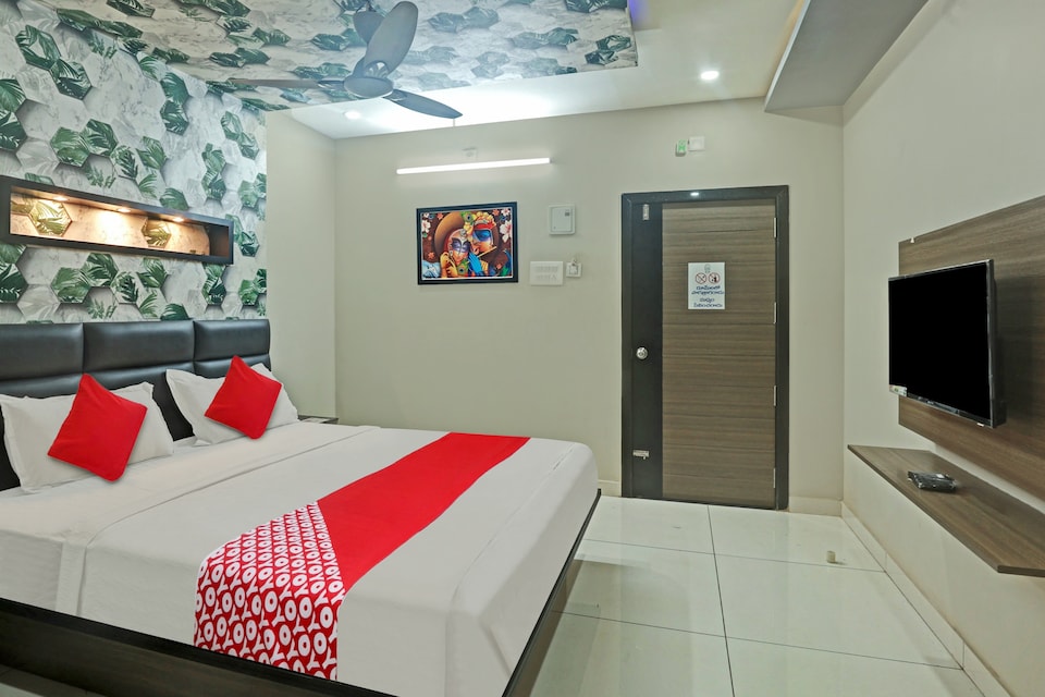 OYO Flagship 805693 Gokulam Grand, Ramaraopet Kakinada, Kakinada