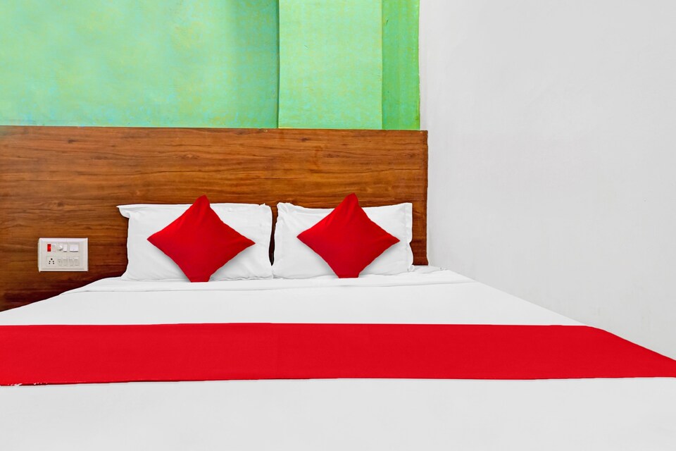 OYO Flagship Saikiran Lodge Near Fun Time Multiplex, Katraj Khed Shivapur Pune, Pune