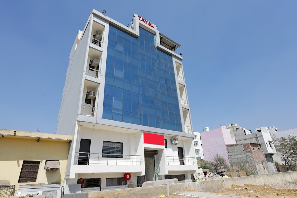 OYO 12673 The Diplomat Inn, Airport-Dwarka Delhi, Delhi