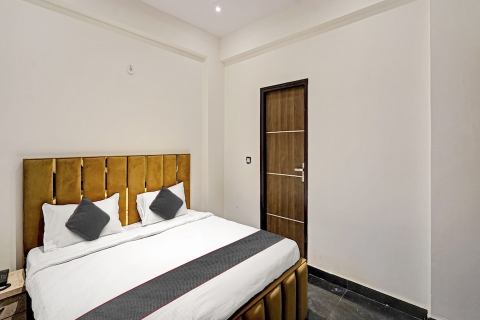 Townhouse 806285 Hotel Shiv Shiva Residency, Noida City, Noida
