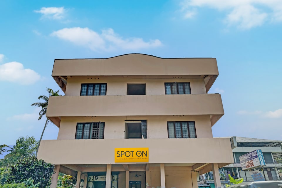 SPOT ON Sarovaram Arcade, Vytilla Kochi, Kochi