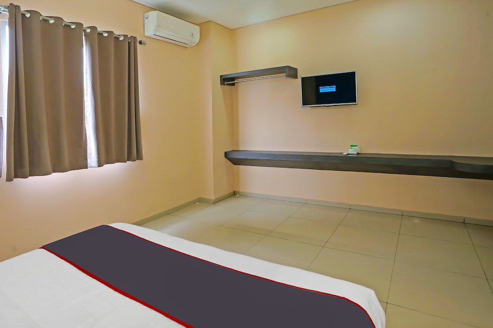 Super OYO Townhouse OAK Hotel Fiducia Pondok Gede, Kalimalang, Jakarta