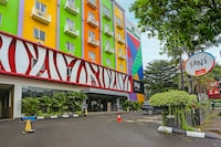 Super OYO Townhouse OAK Hotel Fiducia Pondok Gede