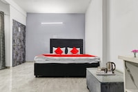 OYO 807067 Queen’s Café & Hotel