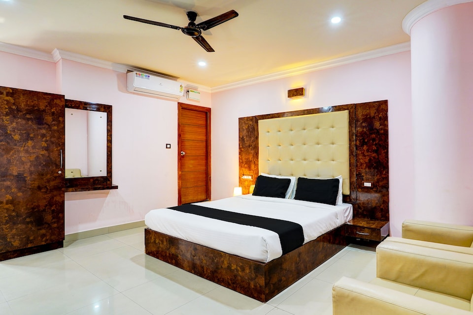 Super Townhouse MG Road Near Commercial Street, MG Road Bangalore, Bangalore