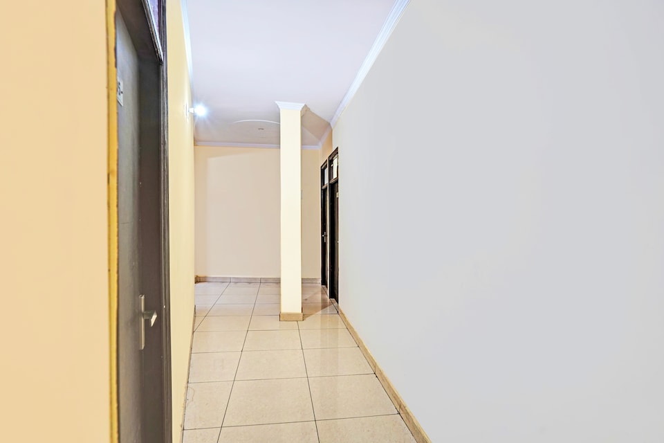 Hotel O Royal Inn, Rajouri Garden Delhi, Delhi