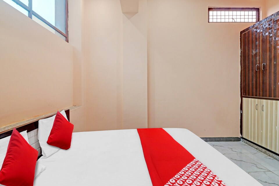 SPOT ON Om Hotel & Restaurant, Taj East Gate Road Agra, Agra