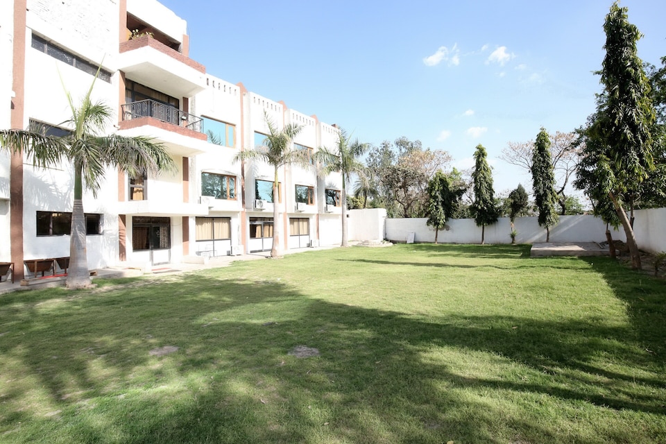 Capital O 12767 Hotel Grand Chinar, Baddi, Baddi