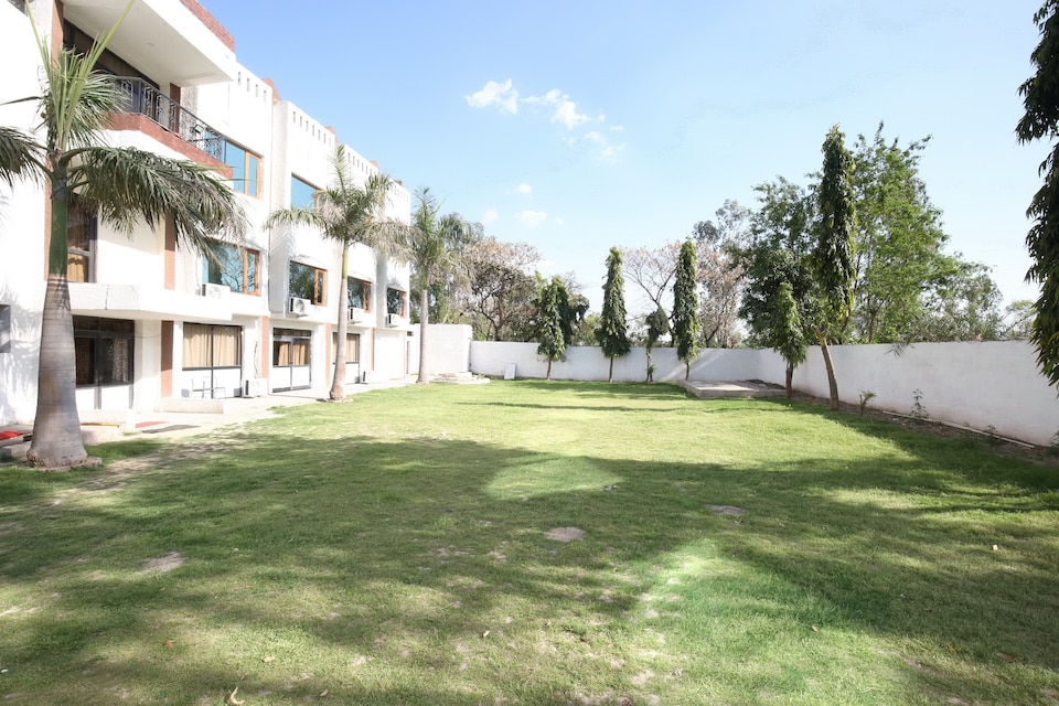 Capital O 12767 Hotel Grand Chinar, Baddi, Baddi