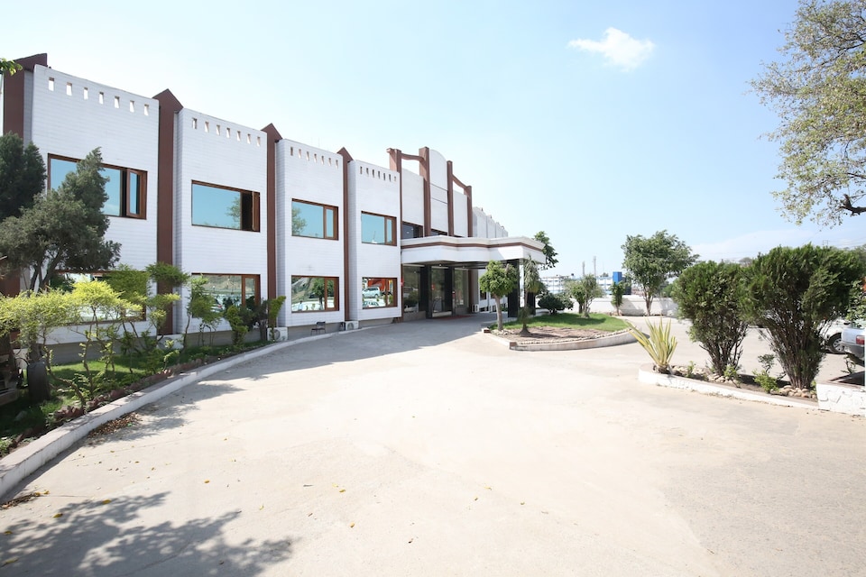 Capital O 12767 Hotel Grand Chinar, Baddi, Baddi