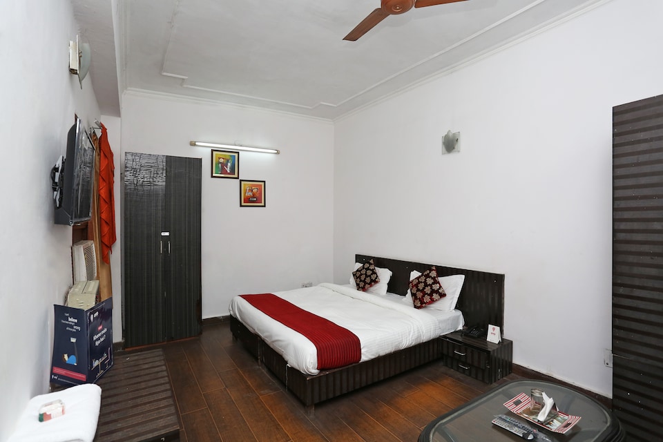 OYO 12805 SUNRISE HOUSE, Noida City Metro, Noida