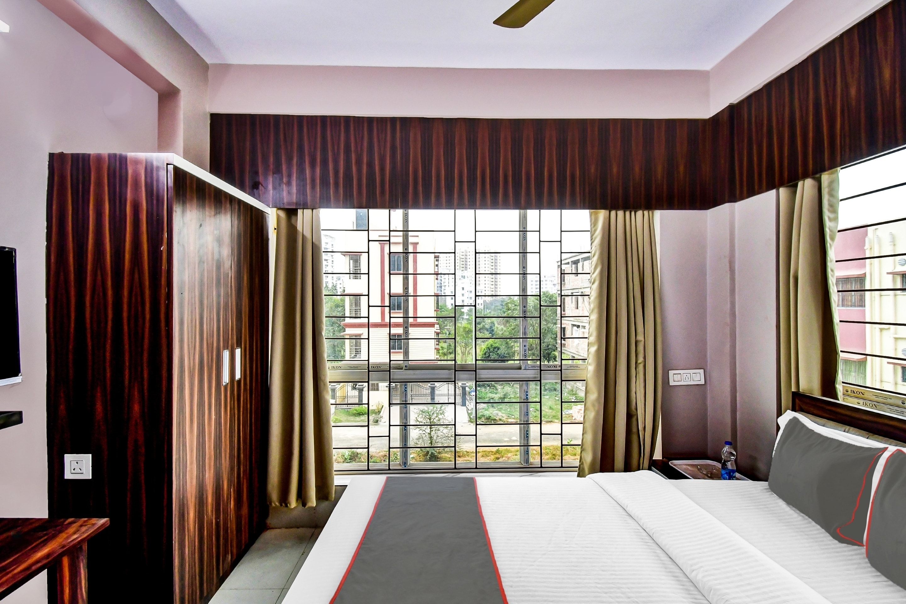 Collection O The White House, Collection O Kolkata, Book ₹631 OYO