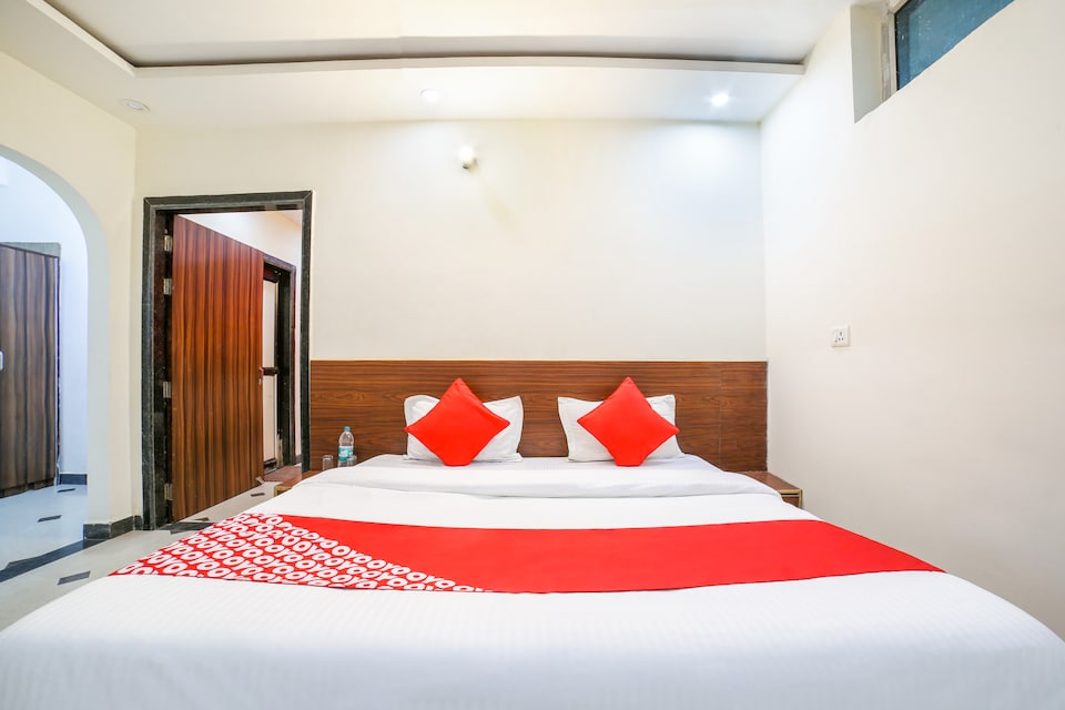 OYO Hotel Kanha Palace, Prem Mandir Vrindavan, Vrindavan