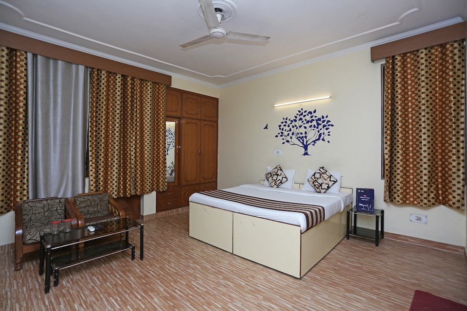 OYO Flagship 402 Hotel Noida Residency, Noida City Metro, Noida
