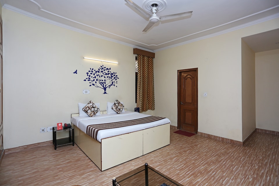 OYO Flagship 402 Hotel Noida Residency, Noida City Metro, Noida