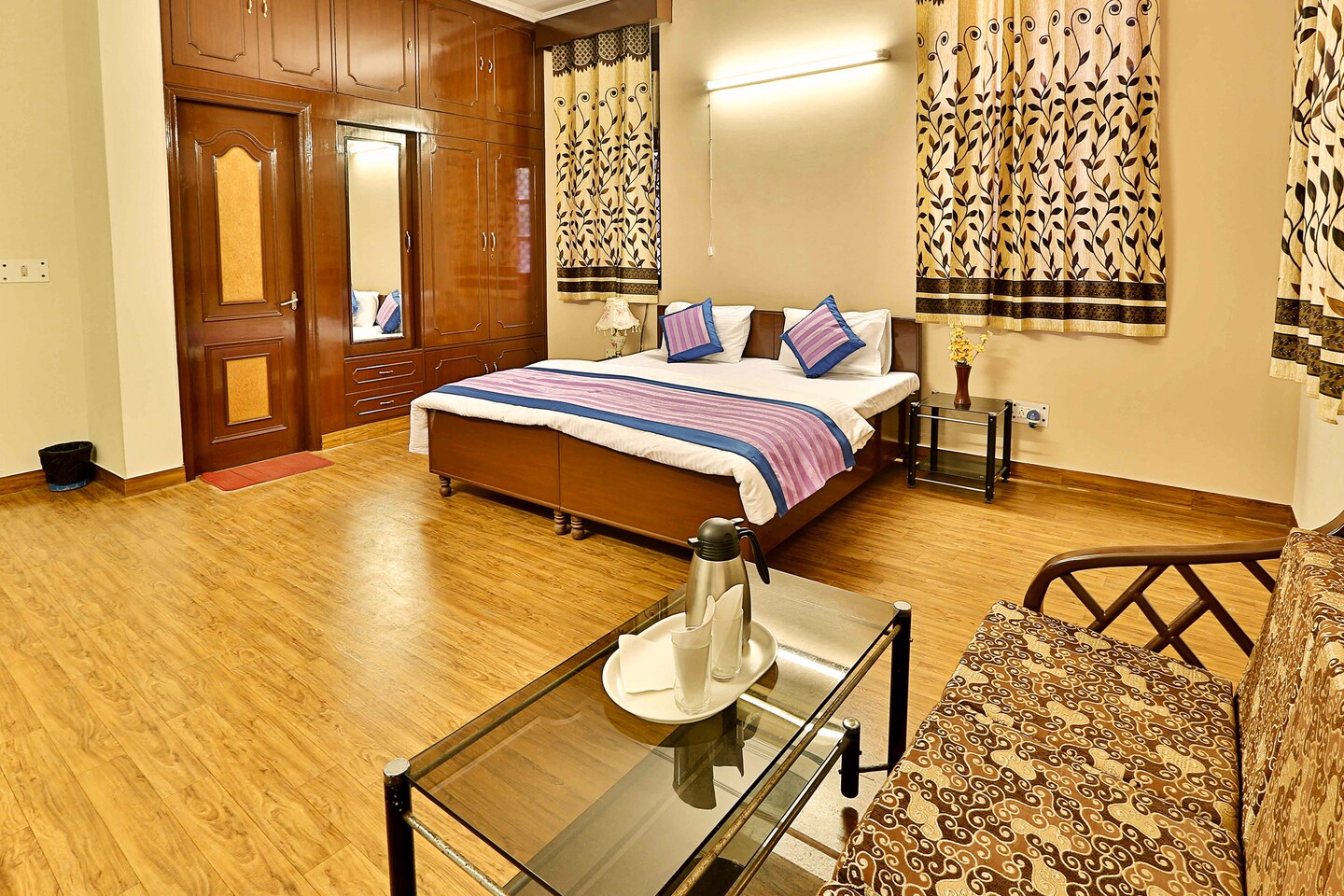 OYO Rooms 021 City Centre II Noida, Budget Hotel Noida, Book ₹1749