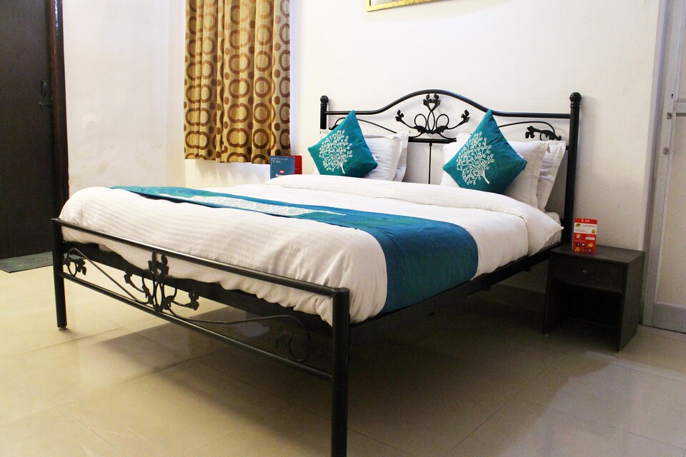 OYO 1618 Hotel Grand Divine, Noida City Metro, Noida