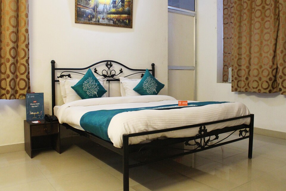 OYO 1618 Hotel Grand Divine, Noida City Metro, Noida