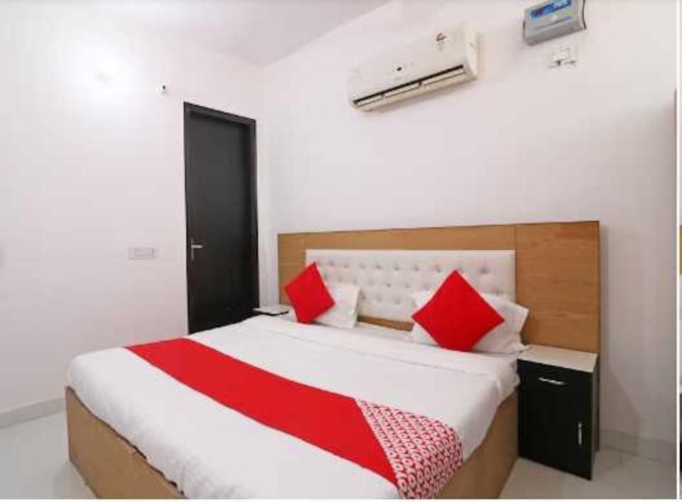 OYO Flagship 808177 Hotel Red Carmine, Kalkaji Delhi, Delhi