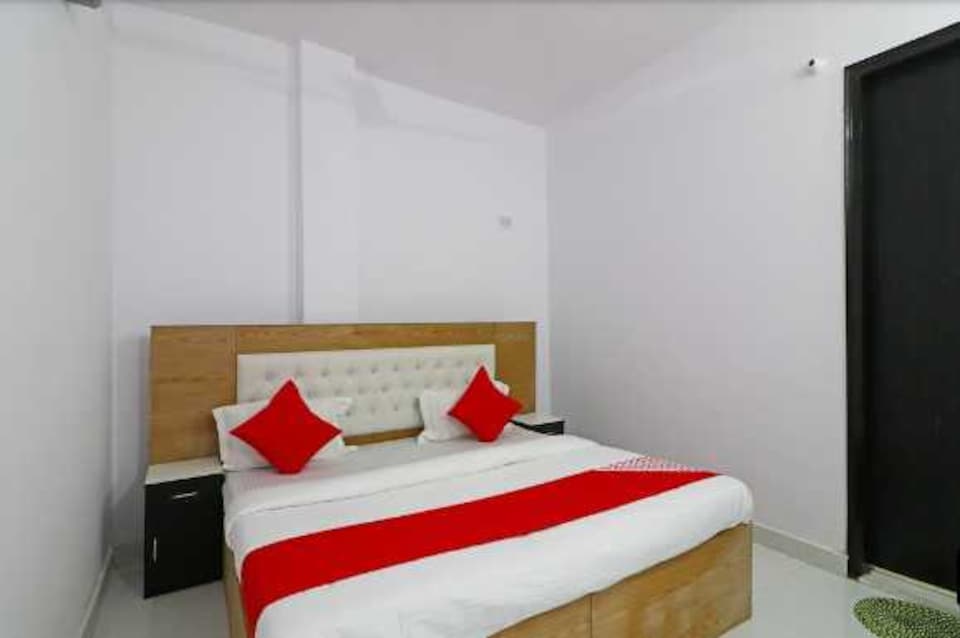 OYO Flagship 808177 Hotel Red Carmine, Kalkaji Delhi, Delhi