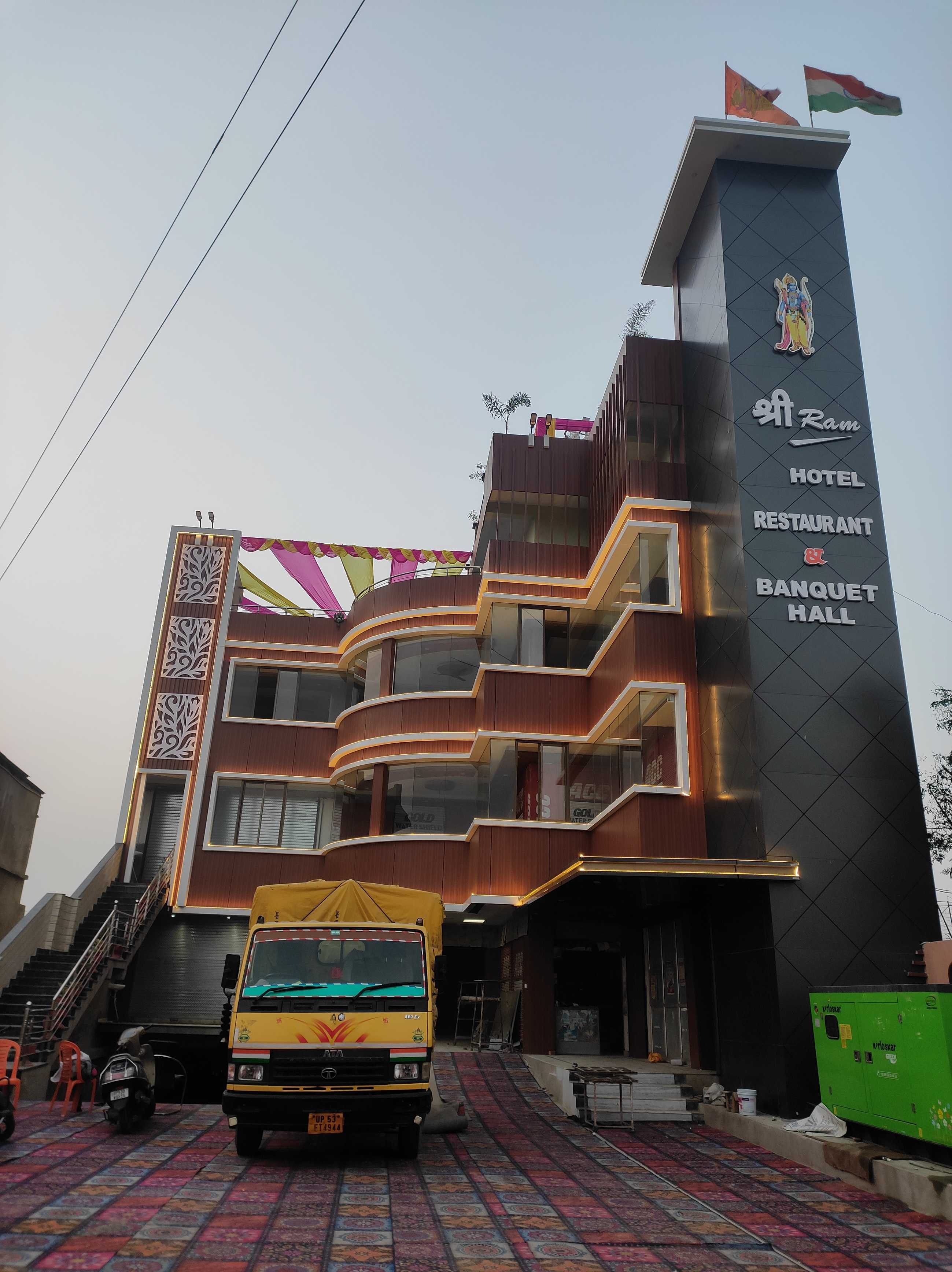 SPOT ON 80848A Shree Ram Hotel, SPOT ON Gorakhpur, Book @ ₹596 - OYO
