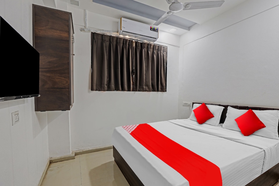  live on SRT560, Airport Surat, Surat