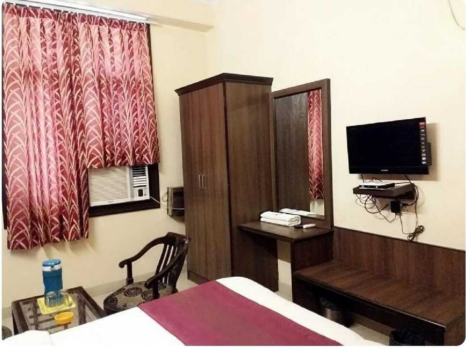 OYO Hotel Pink, Ajmer Central, Ajmer