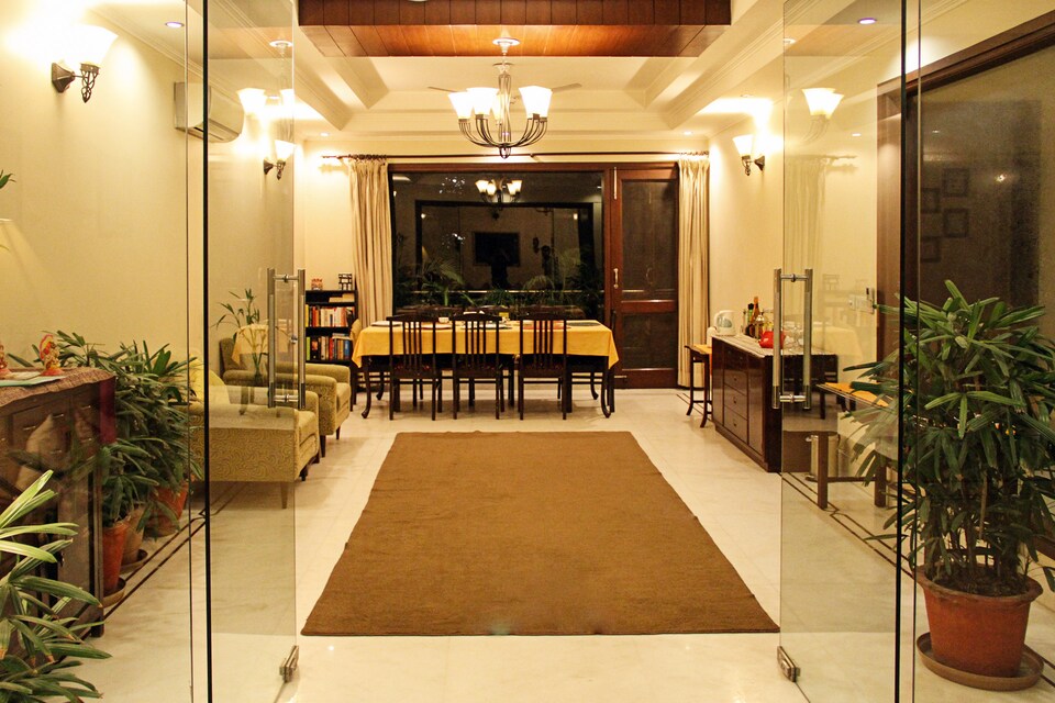 OYO Premium 067 Saket, Saket Delhi, Delhi