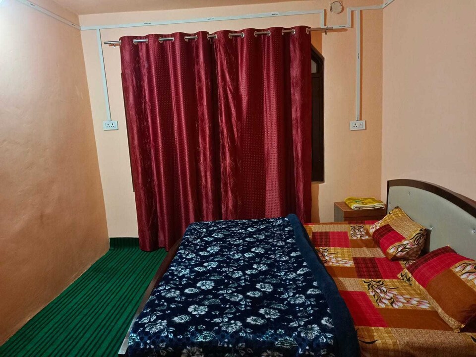 POP 80861F Four Seasons Hotel & Restaurant , Lal chowk, Srinagar