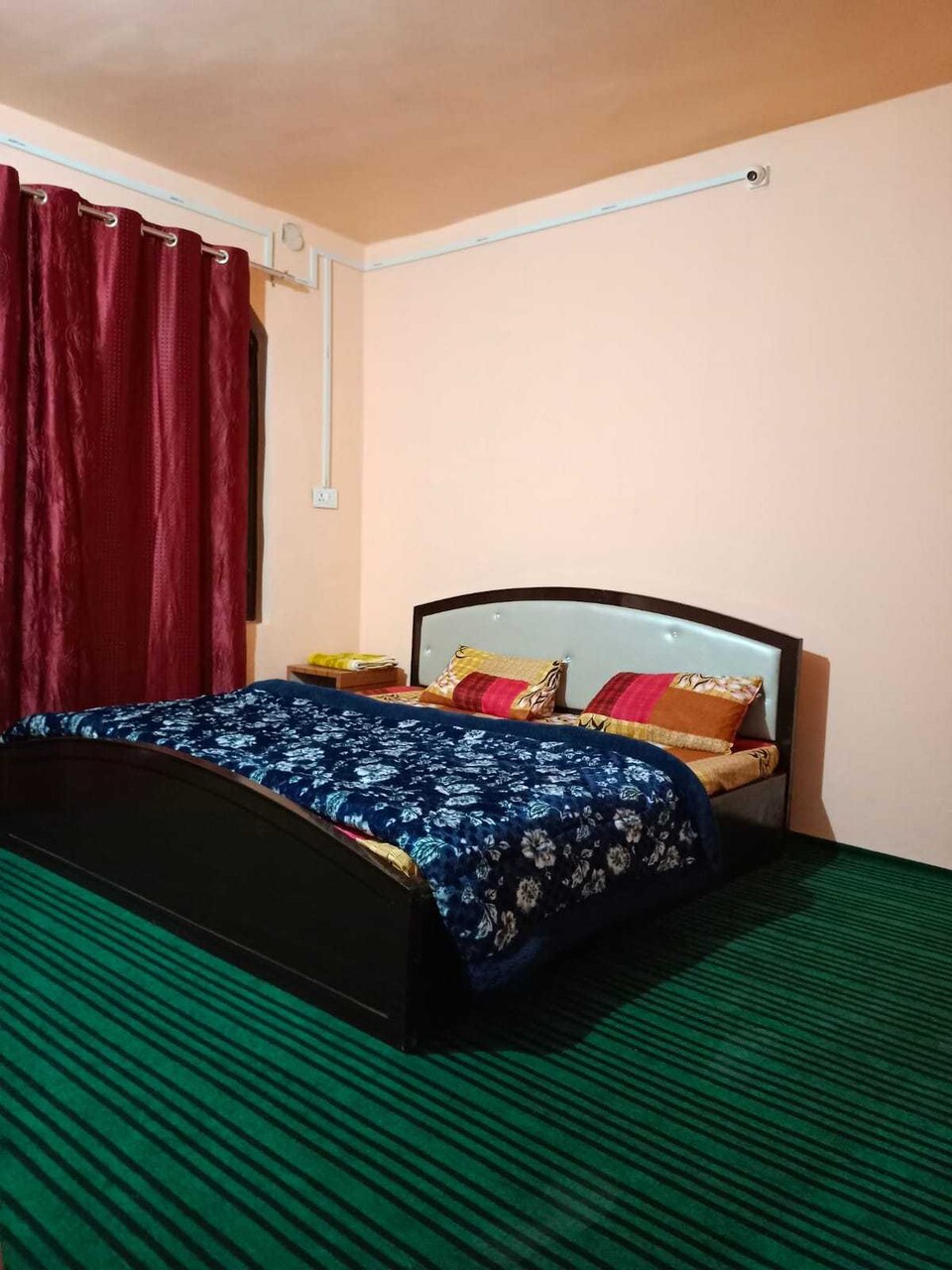 POP 80861F Four Seasons Hotel & Restaurant , Lal chowk, Srinagar