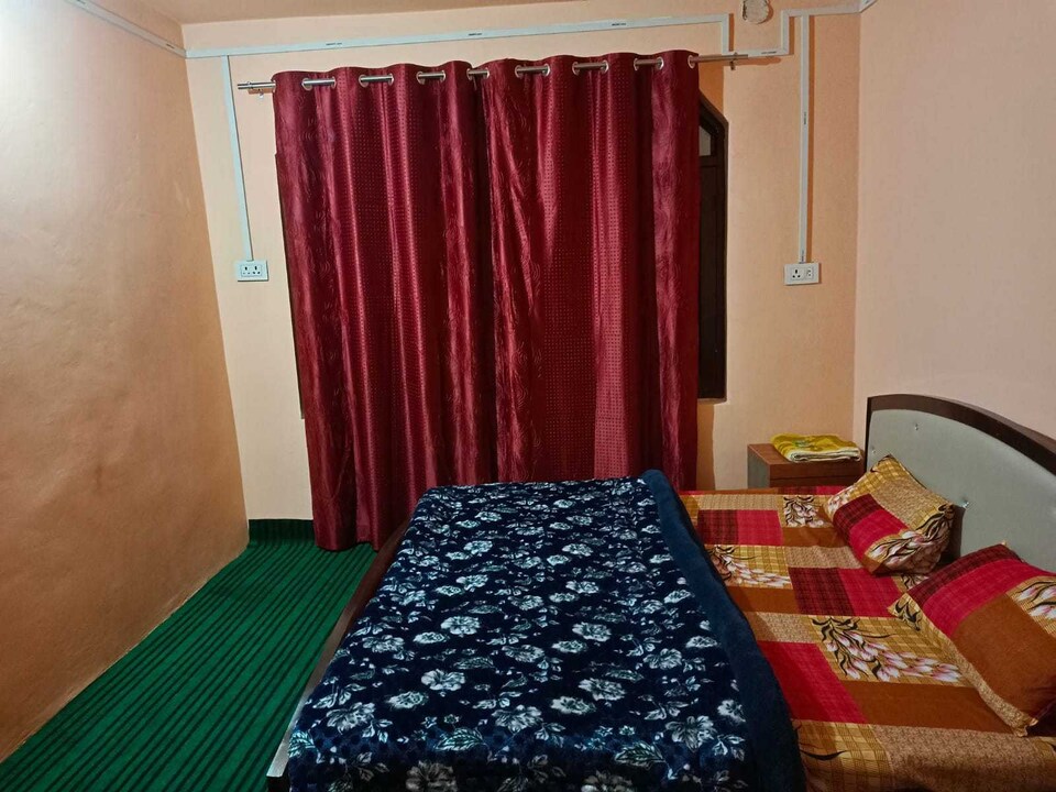 POP 80861F Four Seasons Hotel & Restaurant , Lal chowk, Srinagar