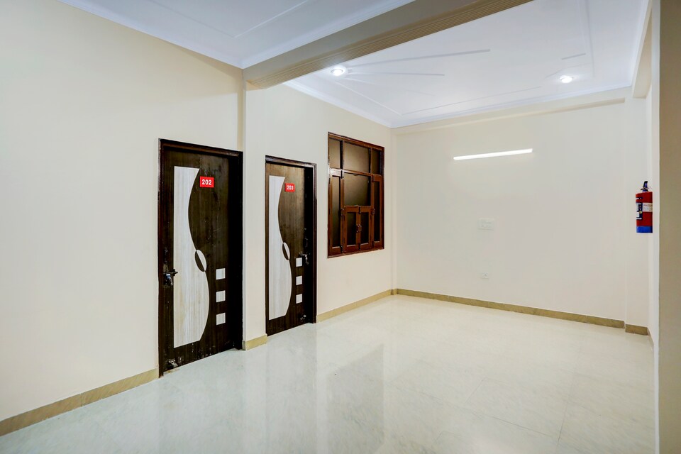 OYO 808695 pari hotel, Vaishali Kaushambi Metro, Ghaziabad