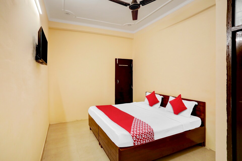 OYO 808695 pari hotel, Vaishali Kaushambi Metro, Ghaziabad