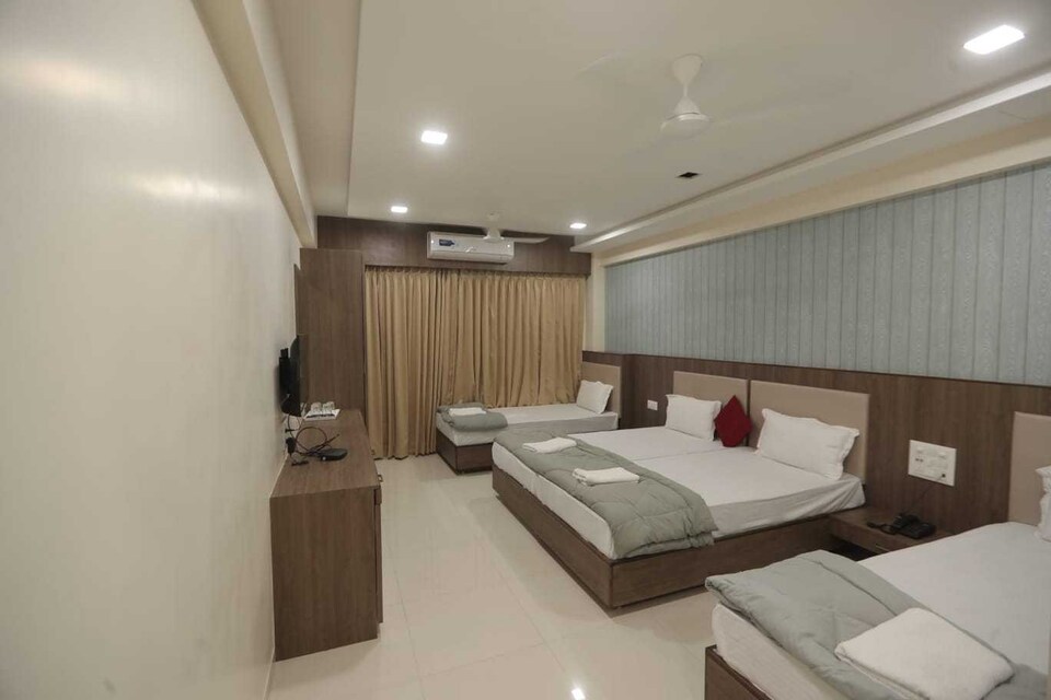 OYO Flagship 808911 Royal Palace Hotel, Kamrej Surat, Surat