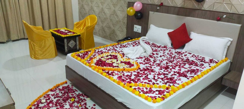 OYO Flagship 808911 Royal Palace Hotel, Kamrej Surat, Surat