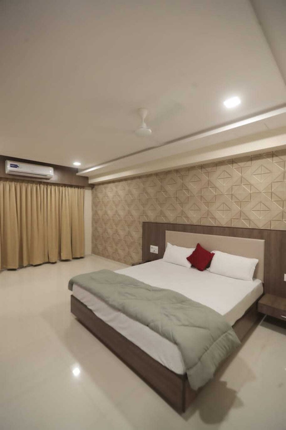 OYO Flagship 808911 Royal Palace Hotel, Kamrej Surat, Surat