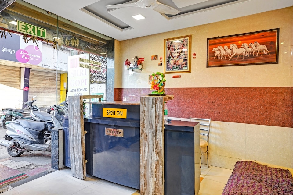 OYO 808929 Hotel Shri Gopi, Hamidia Road Bhopal, Bhopal