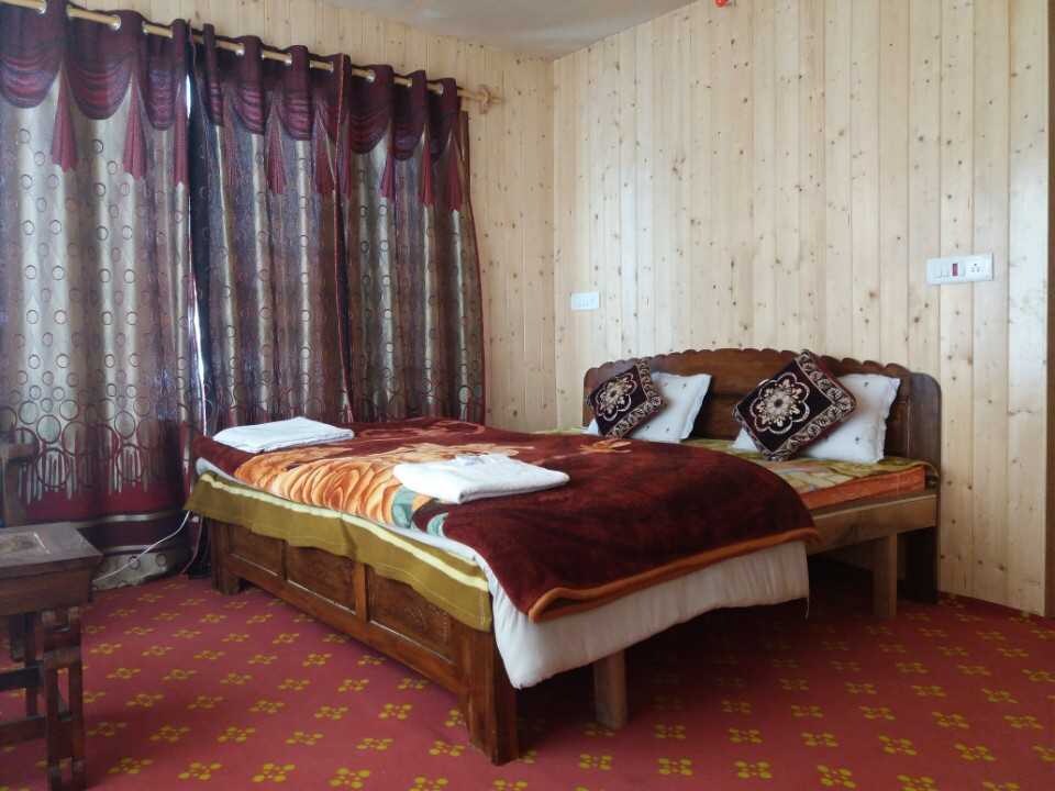 POP 80899C Hotel Gulfam Palace , Pahalgam Homes, Pahalgam
