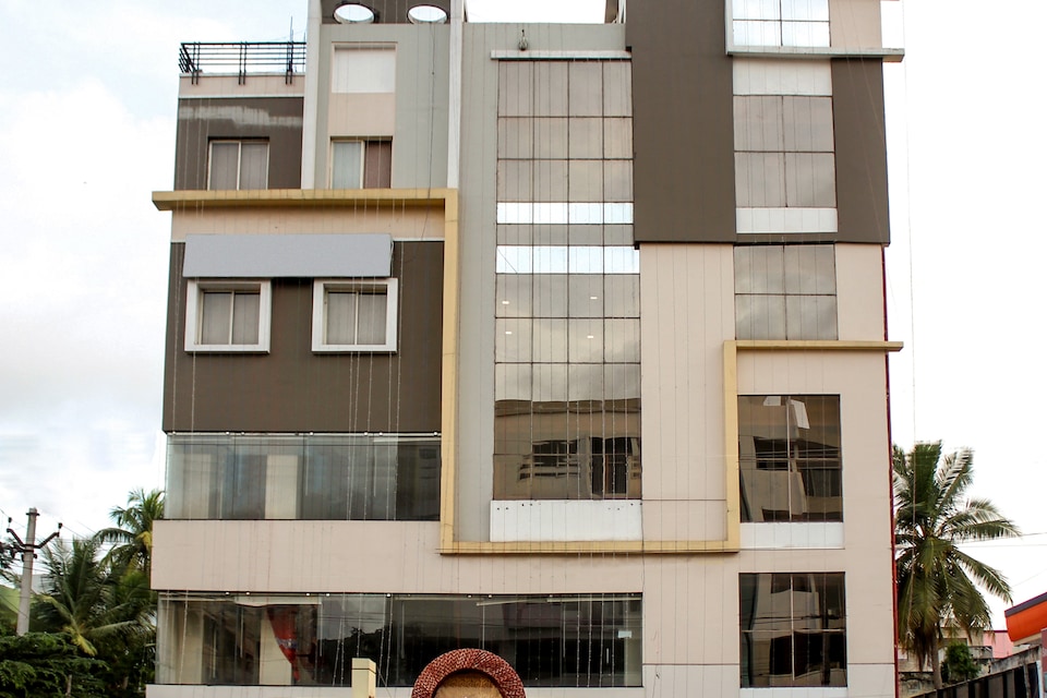 OYO Flagship Siri Varshini Inn, Transit Vizag, Visakhapatnam