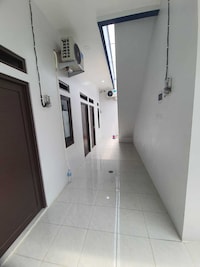 EXPRESS O 92284 Kost Mazbie Syariah