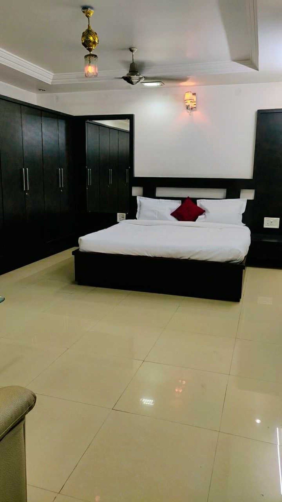 OYO Hotel Tanishka, Station Road, Raipur