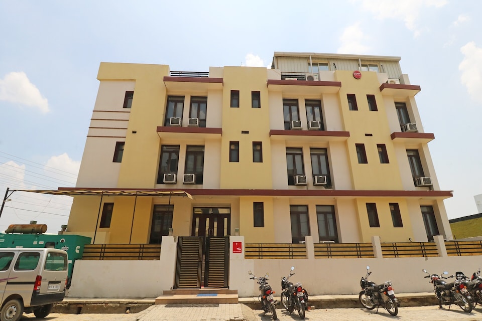 OYO 404 Hotel Raja, Greater Noida, Noida