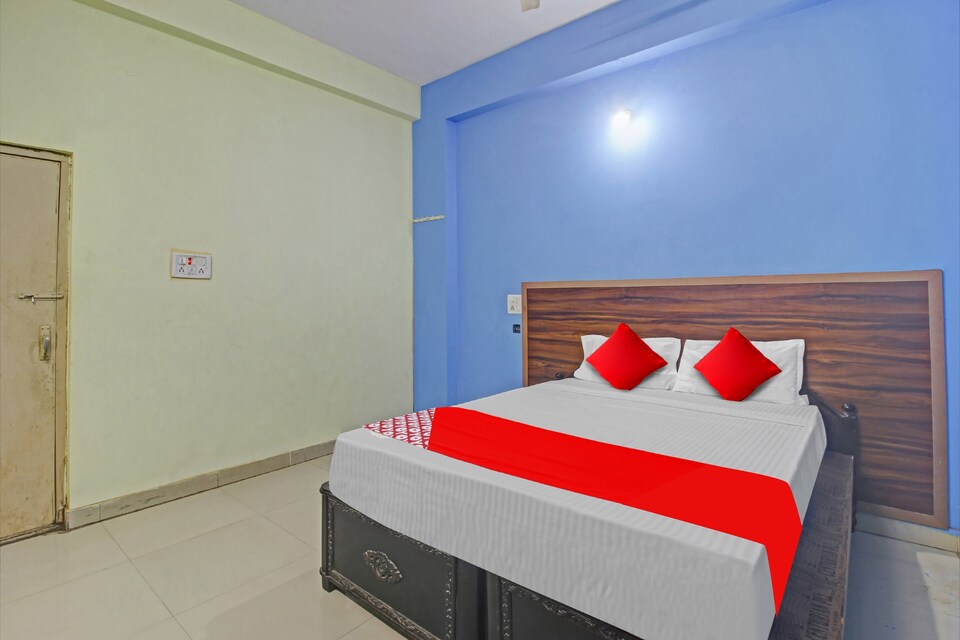Flagship Hotel Satya Inn, Flagship Karimnagar, Book ₹1961 OYO