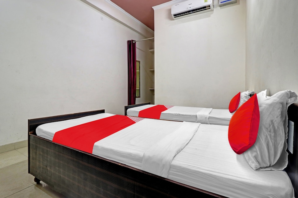 OYO Flagship Satkar Guest House, Rispana Pul Dehradun, Dehradun