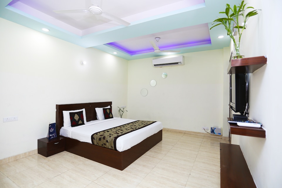 OYO 405 near Artemis Hospital, HUDA CENTRE 1, Gurgaon