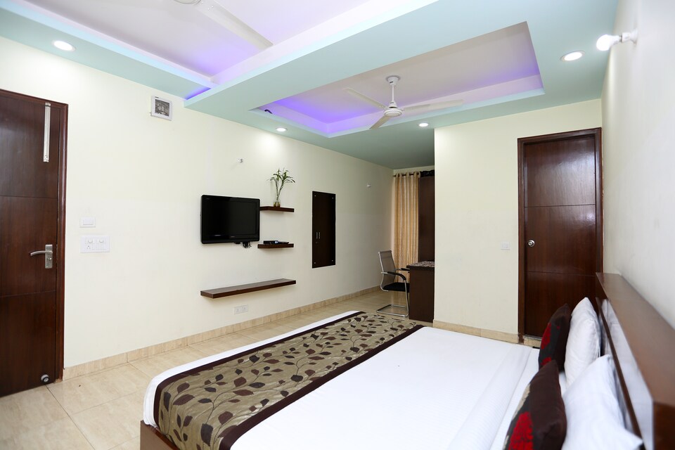 OYO 405 near Artemis Hospital, HUDA CENTRE 1, Gurgaon