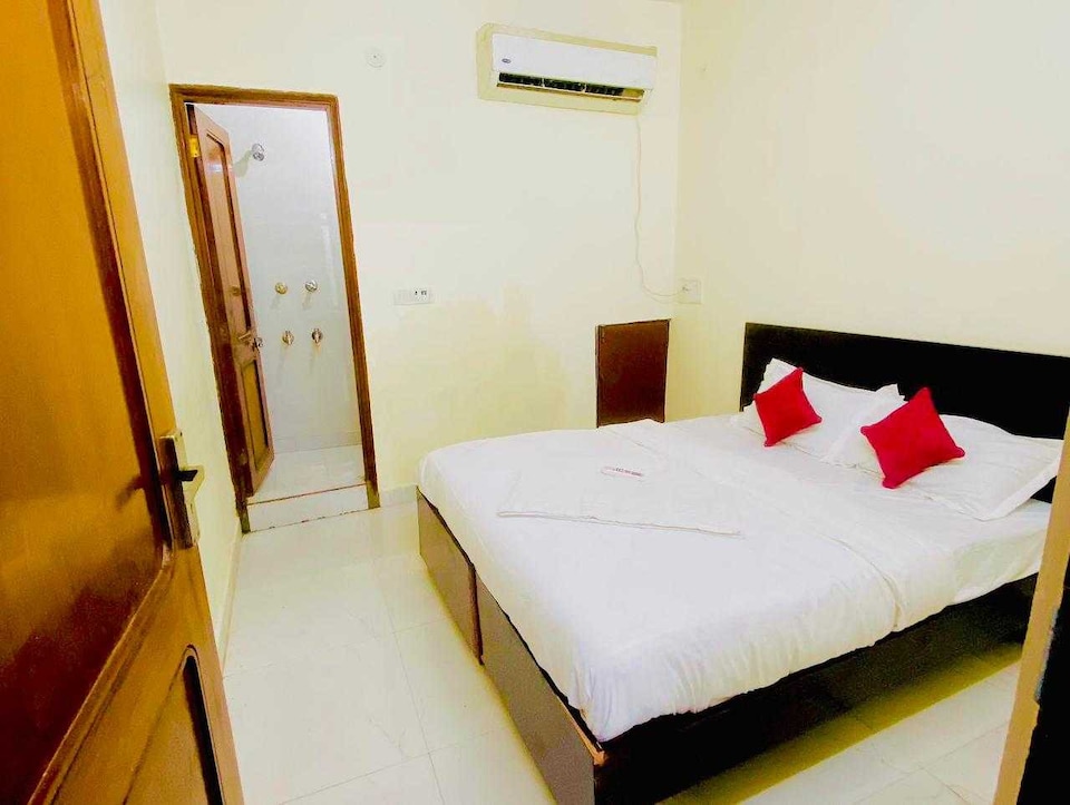 OYO Flagship 81051 The Royal Hotel Stay Delhi, Anand Vihar Delhi, Delhi