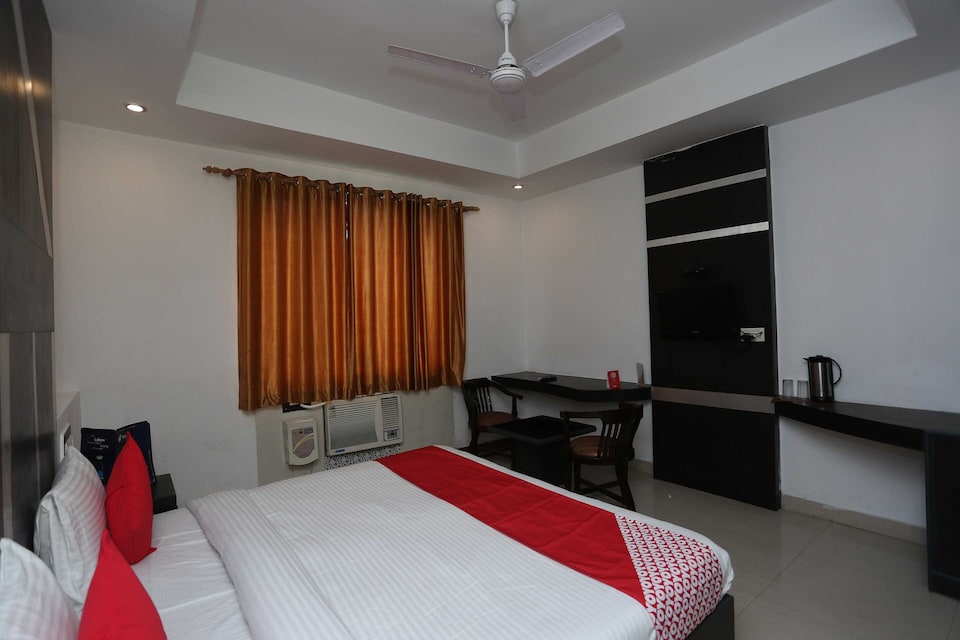 Collection O 810641 Drive In, Bhupatwala, Haridwar