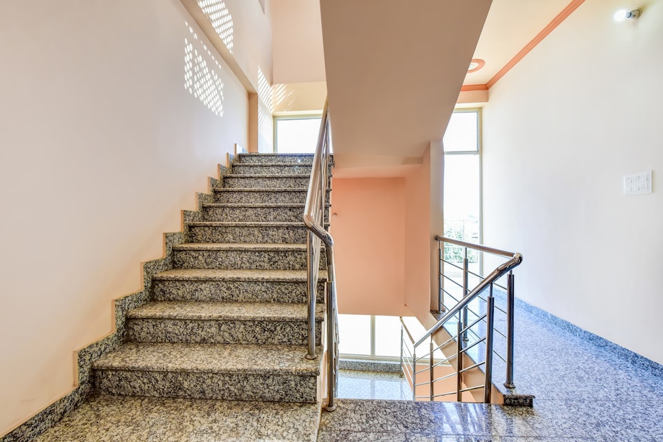 SPOT ON Hotel Pushp Niwas, Sikar Road Jaipur, जयपुर