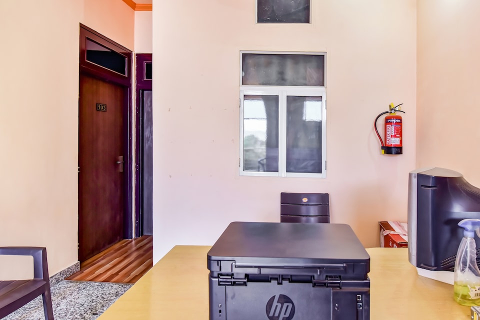 SPOT ON Hotel Pushp Niwas, Sikar Road Jaipur, जयपुर